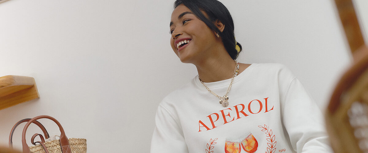 Aperol Spritz y Falabella fusionan moda y estilo de vida con su primera colección exclusiva
